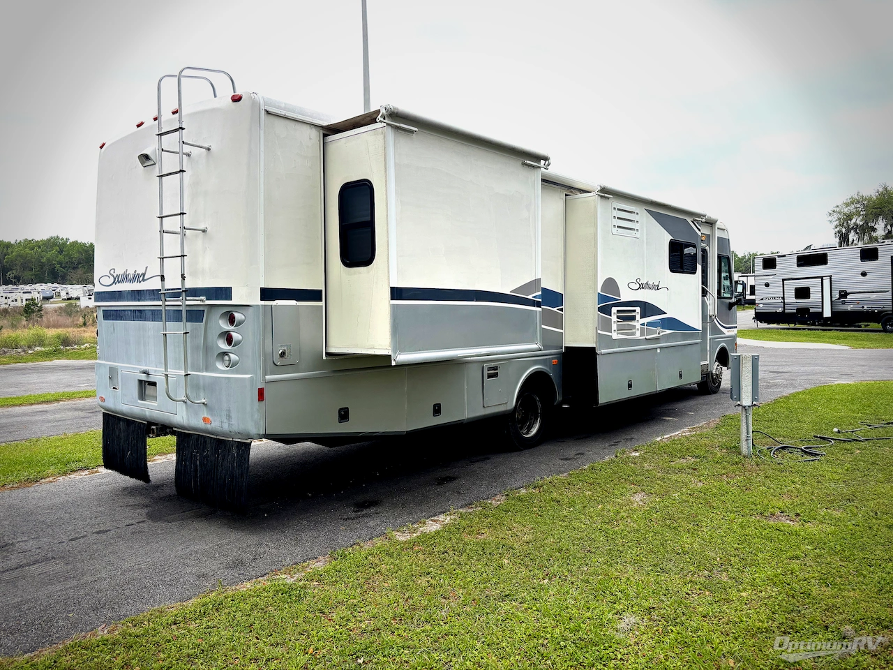 2004 Fleetwood Southwind 37C Photo 2