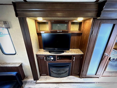 2017 Dutchmen Denali 325RL RV Photo 3
