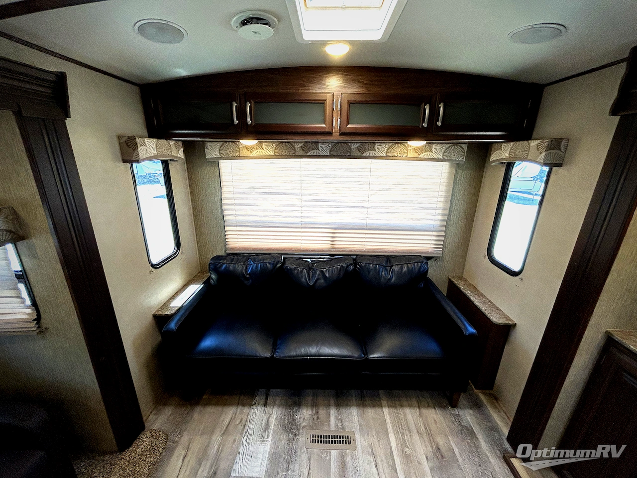 2017 Dutchmen Denali 325RL Photo 10