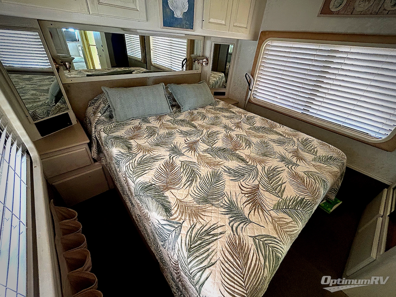 1999 Country Coach Affinity 40 Photo 20