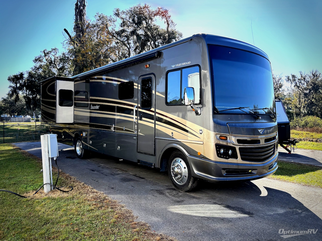 2016 Fleetwood Bounder 35K Photo 1