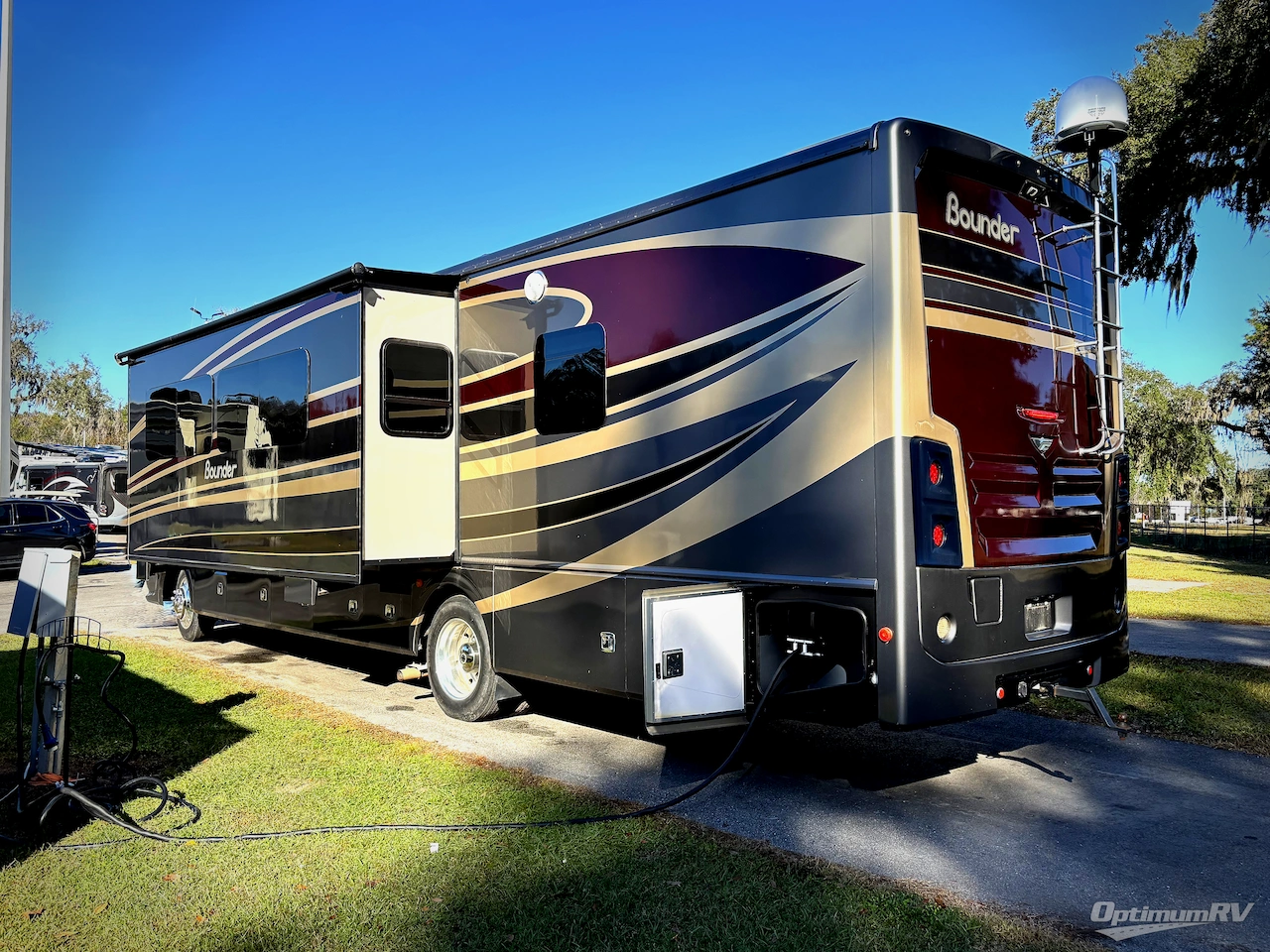 2016 Fleetwood Bounder 35K Photo 3