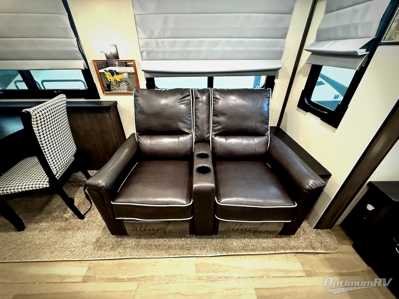 2020 Forest River Cardinal Luxury 335RLX Photo 5