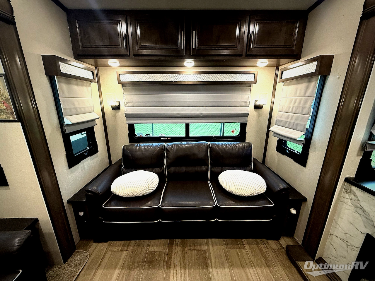 2020 Forest River Cardinal Luxury 335RLX Photo 6