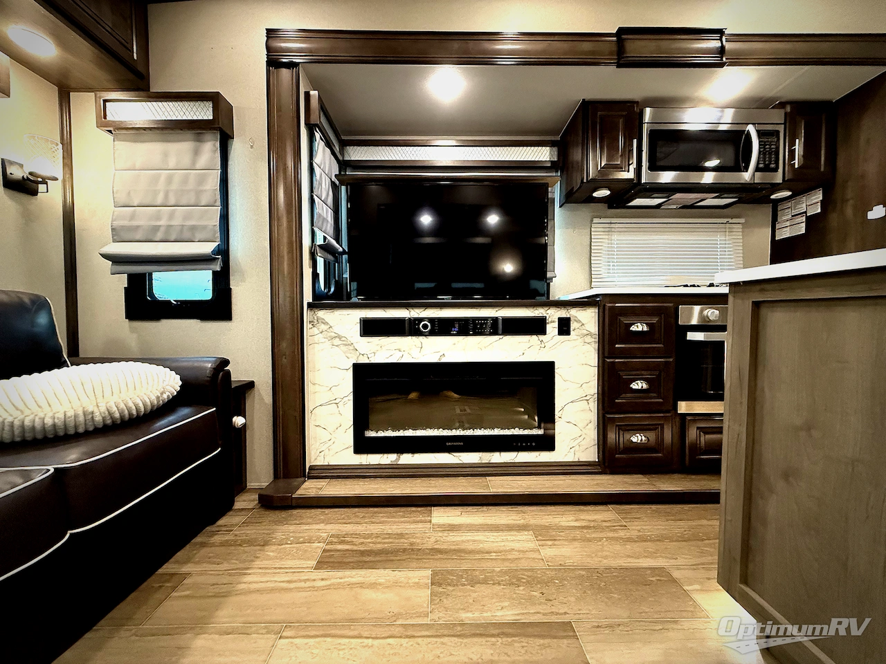 2020 Forest River Cardinal Luxury 335RLX Photo 7