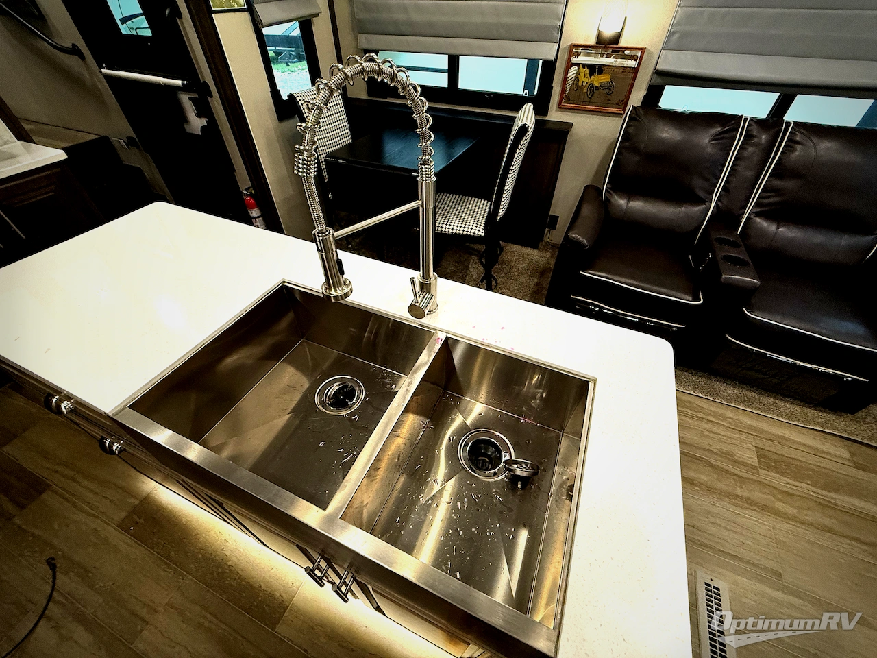 2020 Forest River Cardinal Luxury 335RLX Photo 9