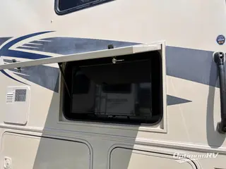 2018 Winnebago Vista 32YE RV Photo 4