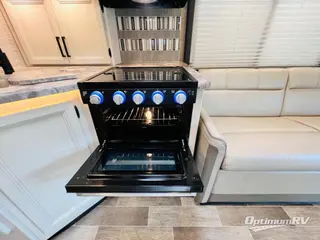 2022 Thor Chateau 27R RV Photo 3