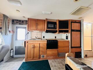 2006 Winnebago Spirit 31T RV Photo 3