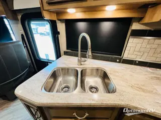 2019 Fleetwood Bounder 33C RV Photo 2