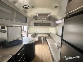 2016 Airstream International Signature 27FB RV Photo 2