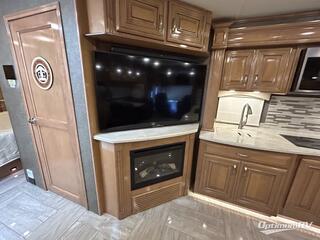 2018 Thor Venetian G36 RV Photo 3