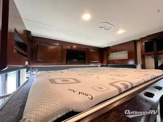 2019 Fleetwood Bounder 35K RV Photo 2