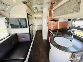 2020 Airstream International Signature 25FB Twin RV Photo 2