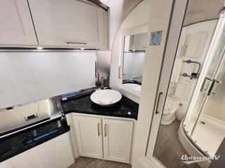 2020 Airstream Classic 33FB RV Photo 4