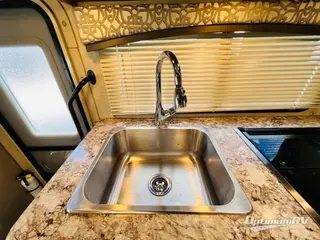 2019 Thor Chateau 22B RV Photo 3