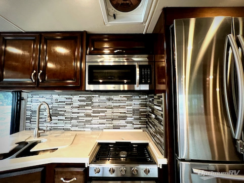 2020 Fleetwood Bounder 33C RV Photo 3