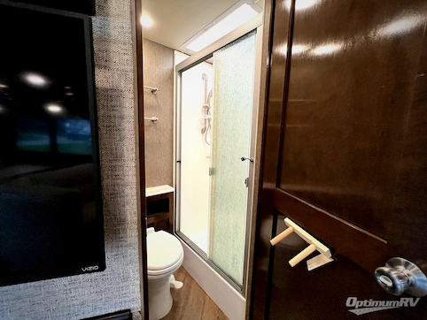2020 Fleetwood Bounder 33C RV Photo 4