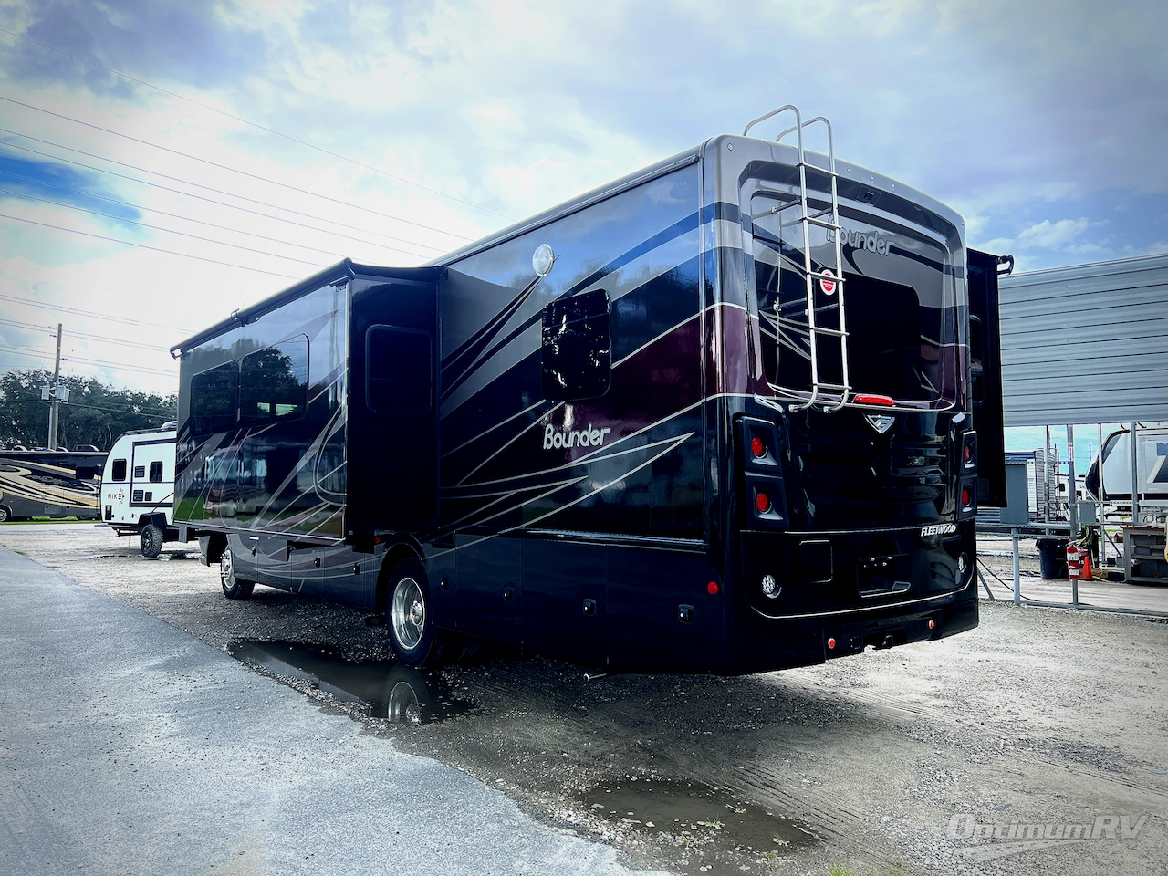 2020 Fleetwood Bounder 33C Photo 2