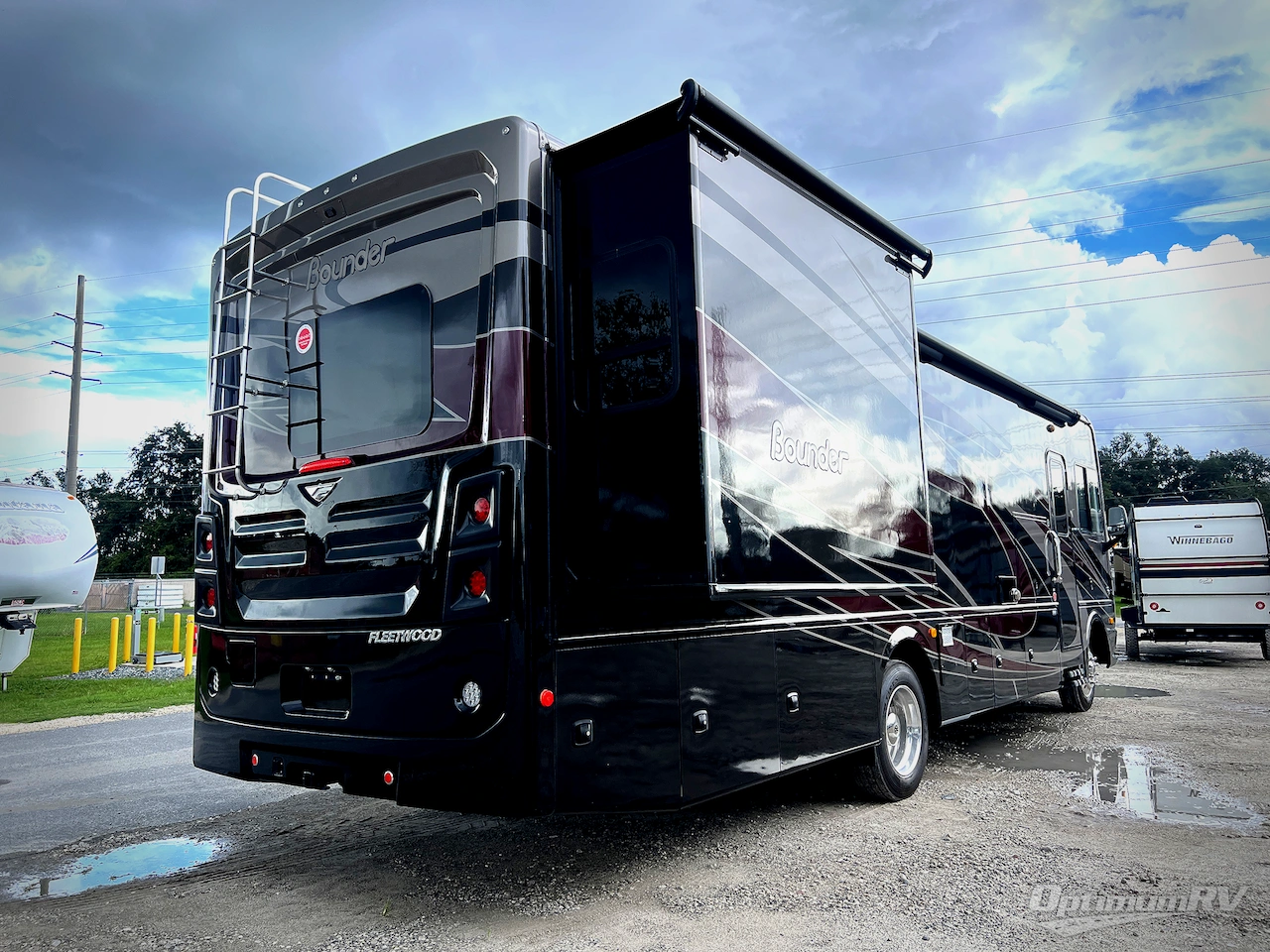 2020 Fleetwood Bounder 33C Photo 3