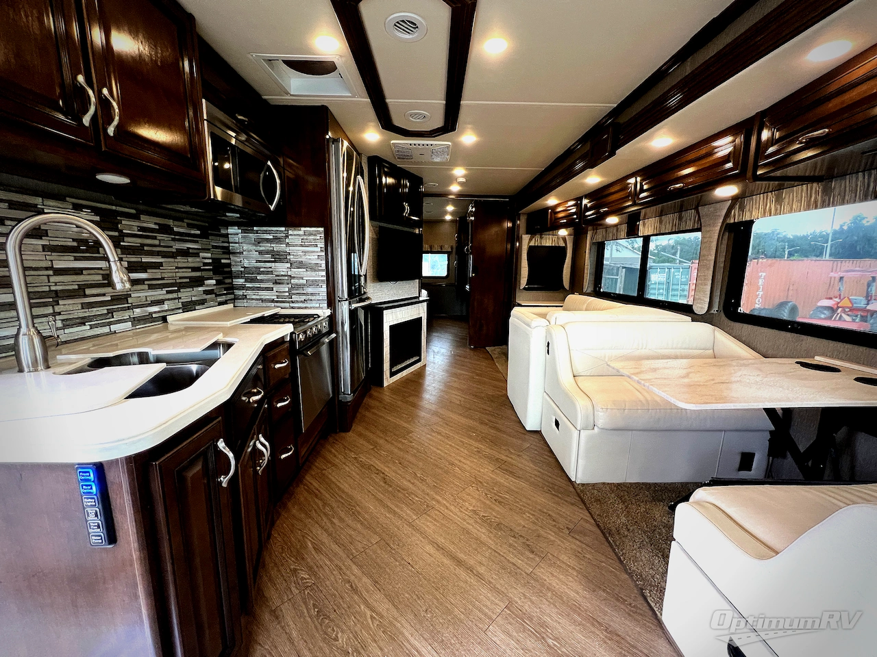 2020 Fleetwood Bounder 33C Photo 4