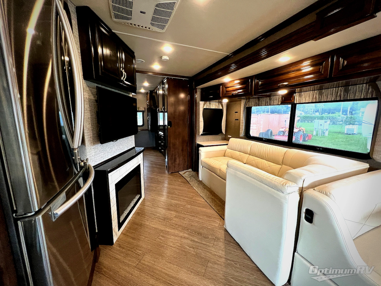 2020 Fleetwood Bounder 33C Photo 8