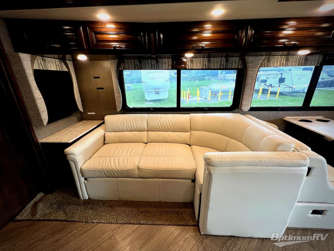 2020 Fleetwood Bounder 33C Photo 9