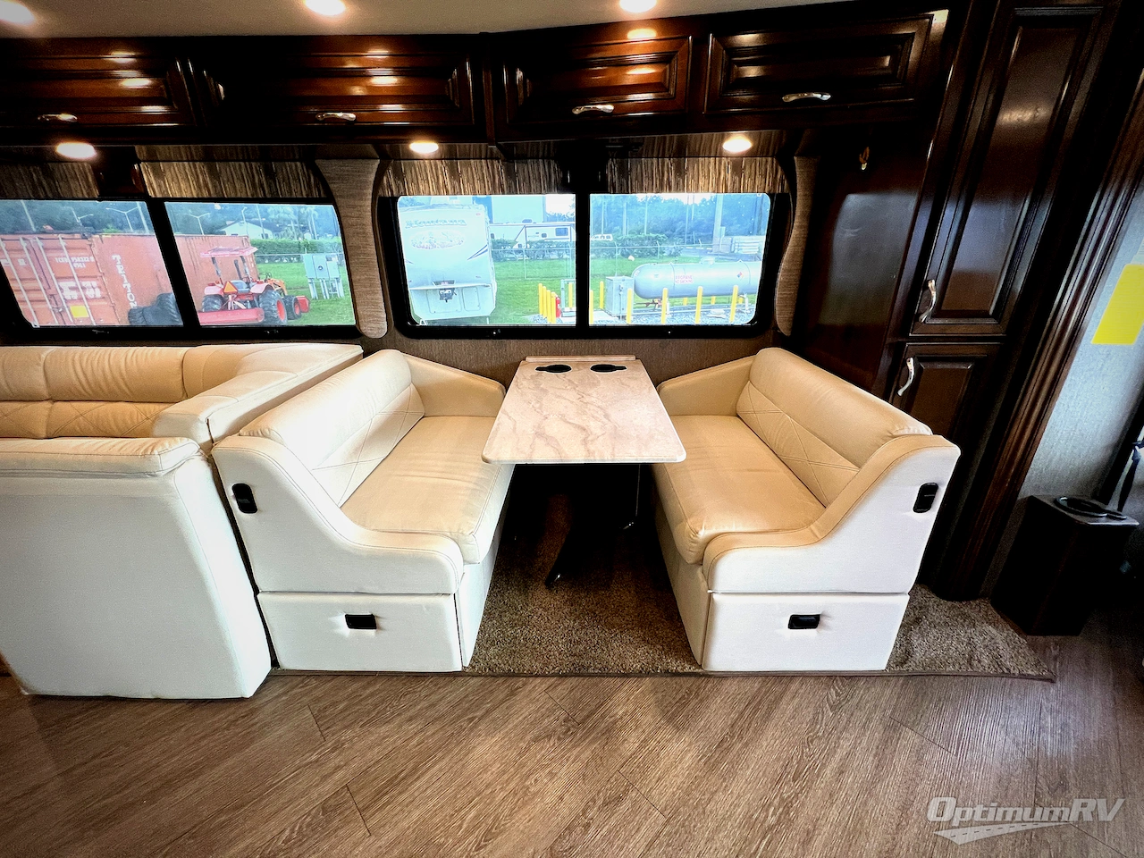 2020 Fleetwood Bounder 33C Photo 10
