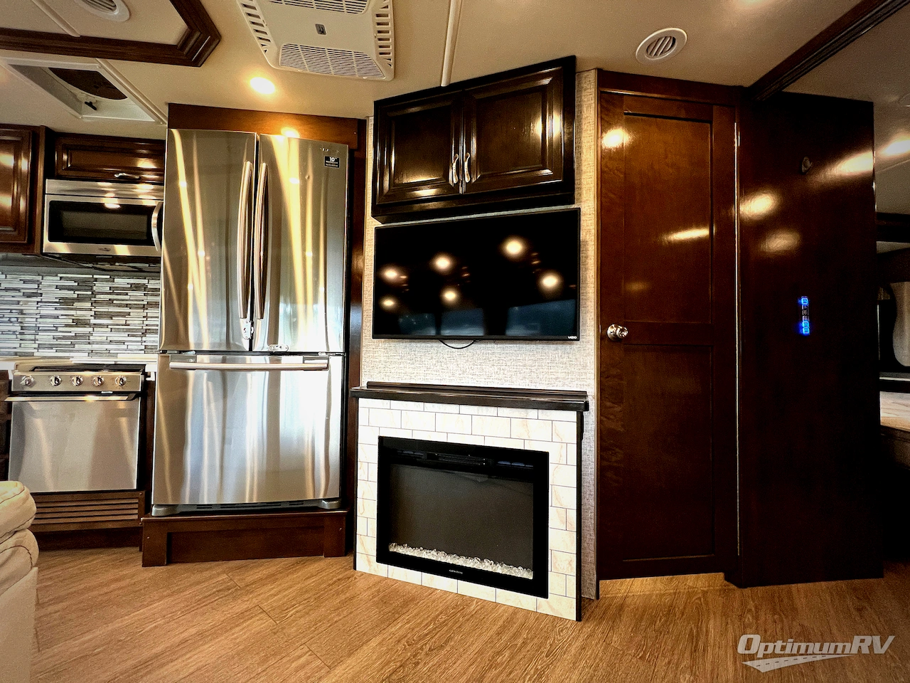 2020 Fleetwood Bounder 33C Photo 11