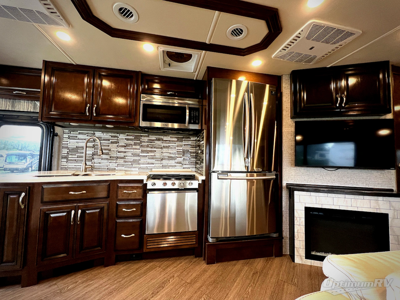 2020 Fleetwood Bounder 33C Photo 12