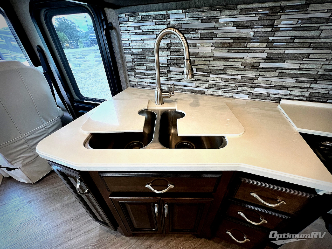 2020 Fleetwood Bounder 33C Photo 13