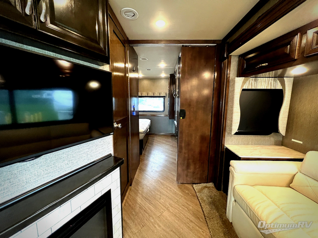 2020 Fleetwood Bounder 33C Photo 17