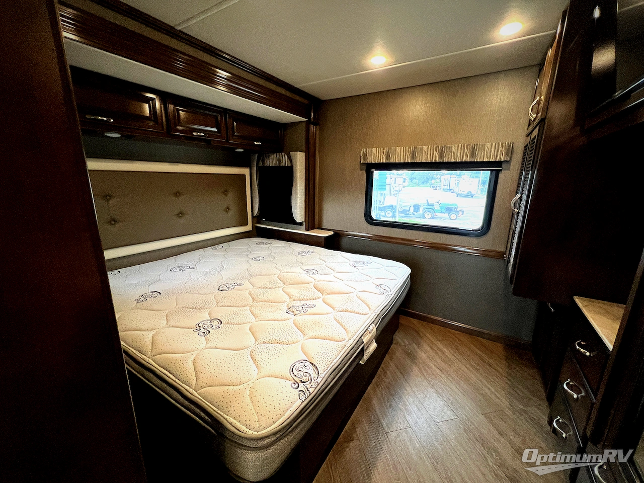 2020 Fleetwood Bounder 33C Photo 18