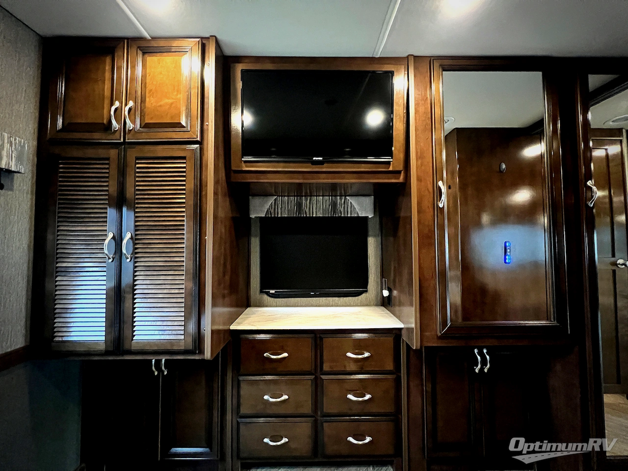 2020 Fleetwood Bounder 33C Photo 19