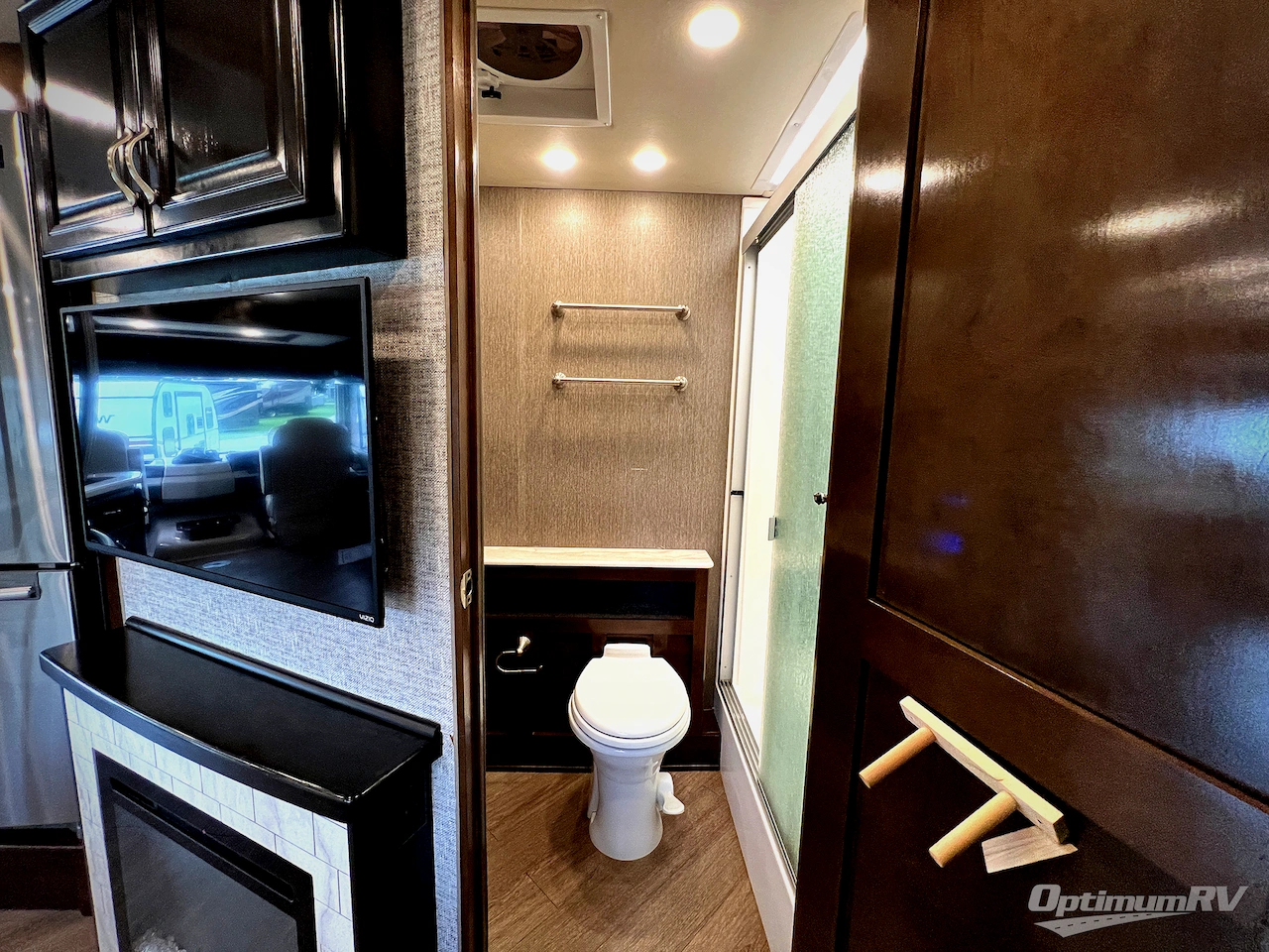 2020 Fleetwood Bounder 33C Photo 20
