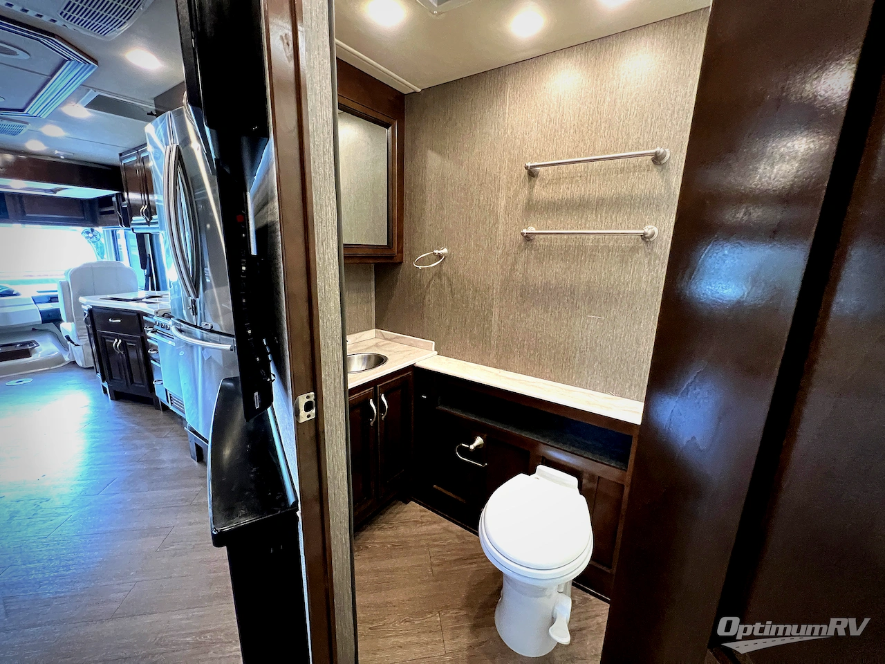 2020 Fleetwood Bounder 33C Photo 21
