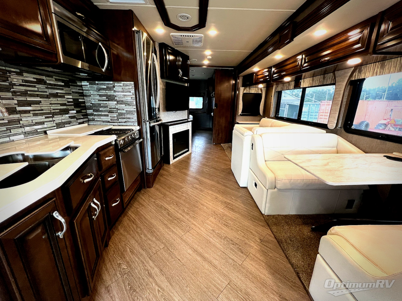 2020 Fleetwood Bounder 33C Photo 24