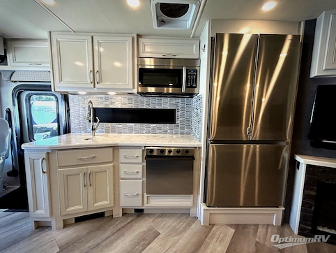 2022 Fleetwood Bounder 33C RV Photo 2