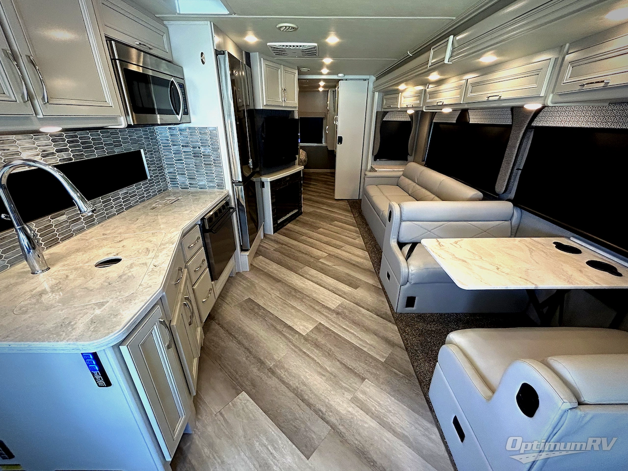2022 Fleetwood Bounder 33C Photo 4