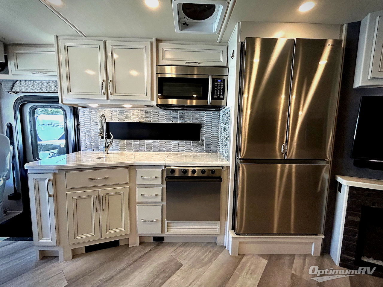 2022 Fleetwood Bounder 33C Photo 6