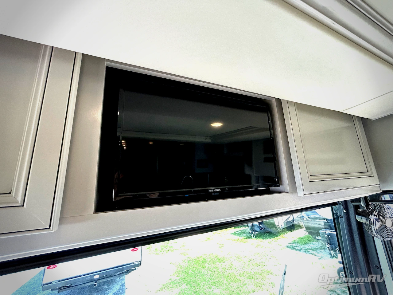 2022 Fleetwood Bounder 33C Photo 10