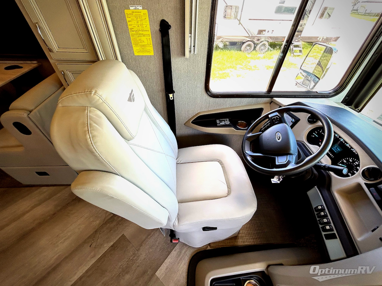 2022 Fleetwood Bounder 33C Photo 7
