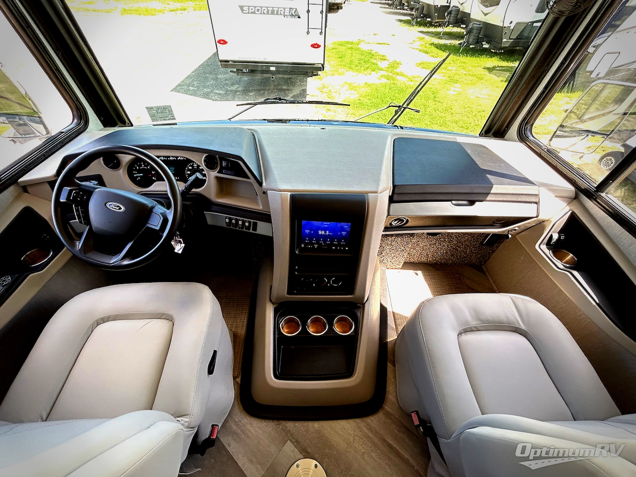 2022 Fleetwood Bounder 33C Photo 8