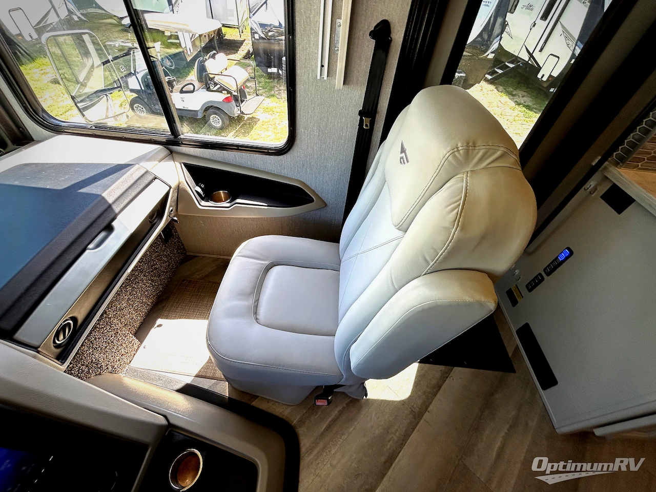 2022 Fleetwood Bounder 33C Photo 9