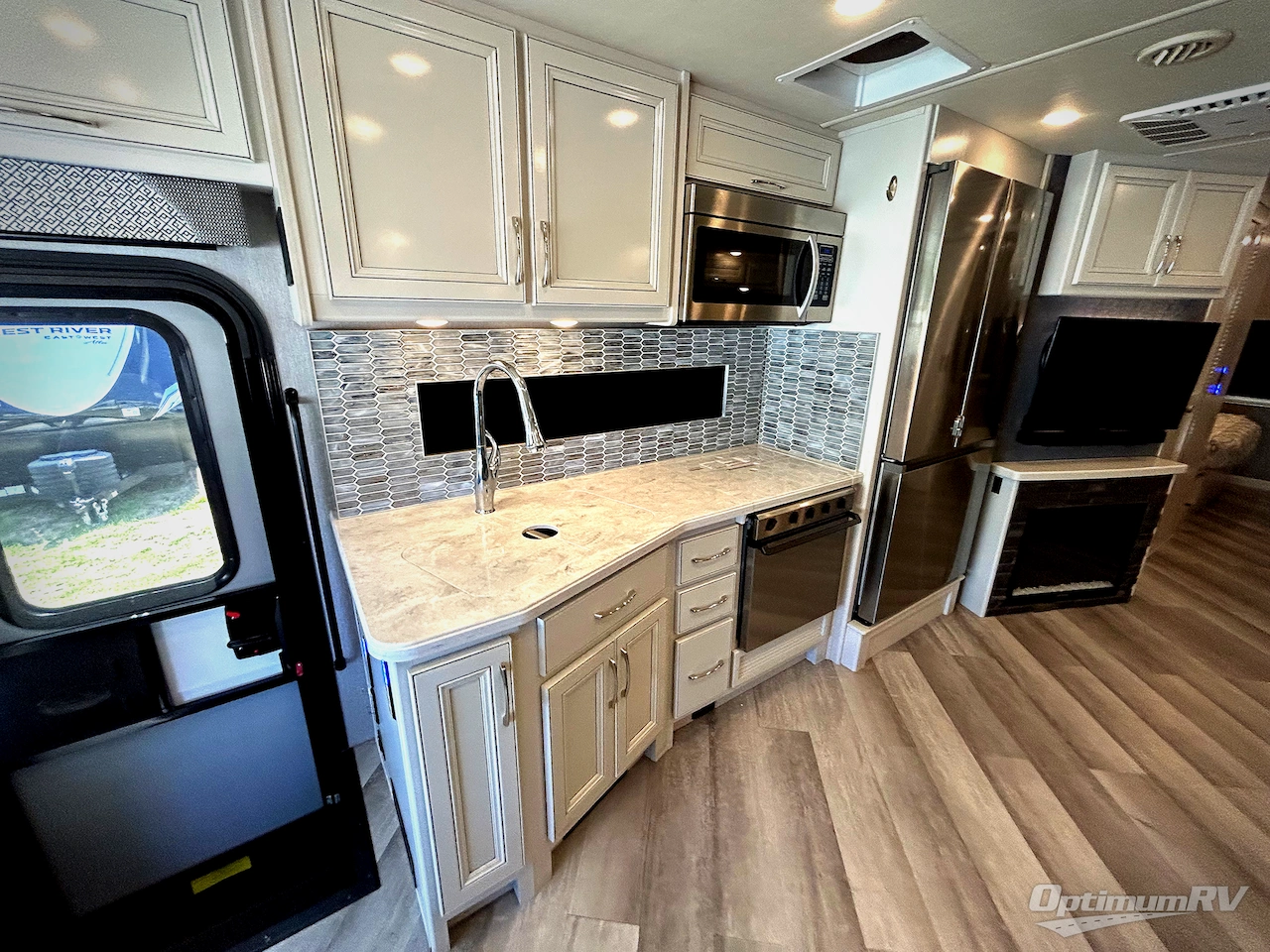 2022 Fleetwood Bounder 33C Photo 11