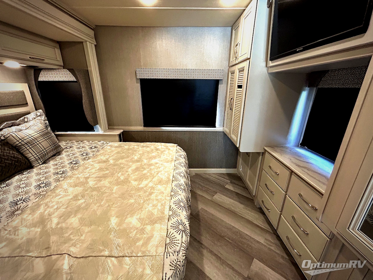 2022 Fleetwood Bounder 33C Photo 17
