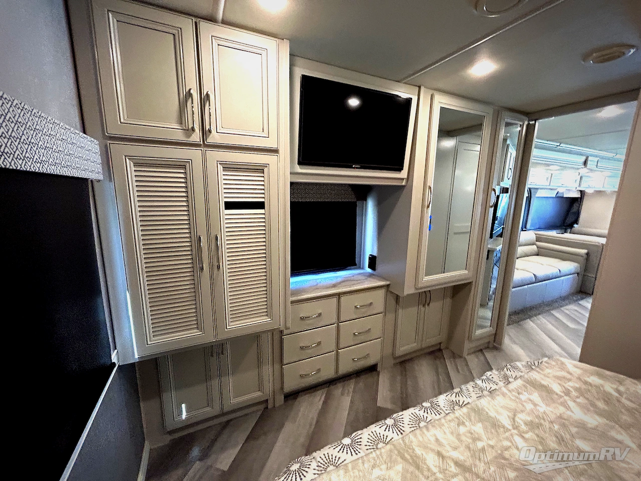 2022 Fleetwood Bounder 33C Photo 19
