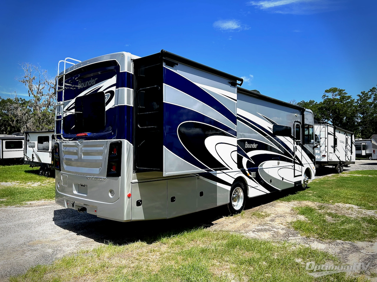 2022 Fleetwood Bounder 33C Photo 2