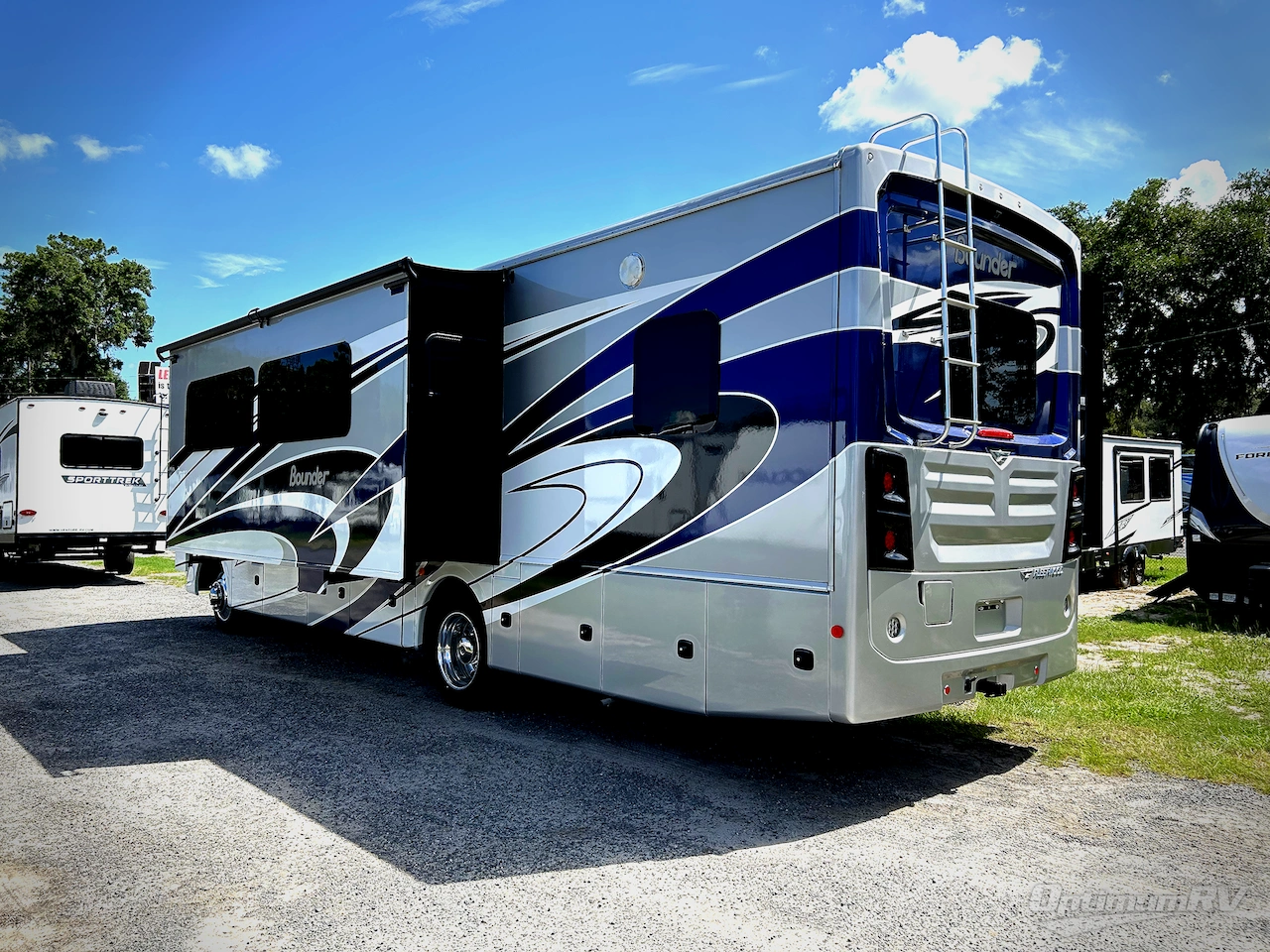 2022 Fleetwood Bounder 33C Photo 3