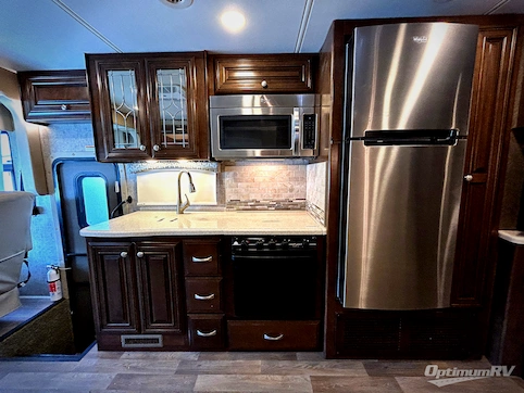 2017 Thor Miramar 34.1 RV Photo 2
